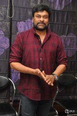 Chiranjeevi Felicitates Tholi Prema Movie Team at His Home